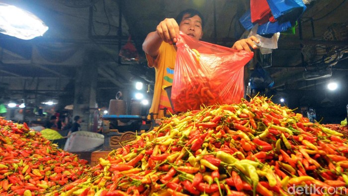 Sejumlah kebutuhan bahan pokok di sejumlah Pasar di Kota Surabaya mulai mengalami kenaikan. Salah sayunya cabe yang naik hingga Rp 50 ribu perkilo, Selasa (20/2/2024).
