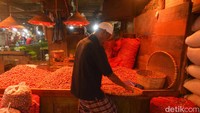Harga bawang merah di Pasar Keputran masih stabil, perkilo Rp 20 ribu.