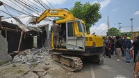 Petugas Satpol PP Kota Serang membongkar tempat hiburan malam ilegal menggunakan alat berat di Walantaka, Serang, Banten, Selasa (20/2/2024).