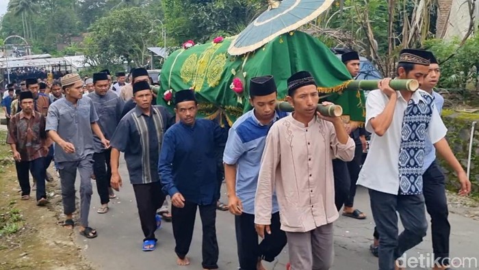 Jenazah almarhum Giyanti diberangkatkan ke pemakaman, Boyolali, Selasa (20/2/2024). Giyanti adalah anggota KPPS Pemilu 2024 di Boyolali.