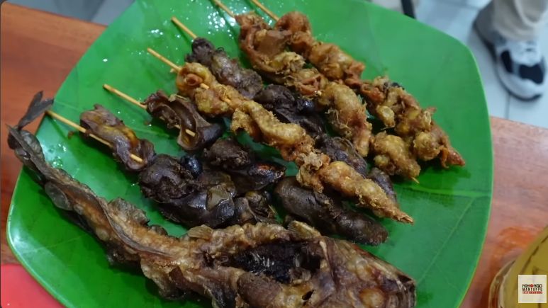 Jerome Polin dan Eca Aura mukbang pecel lele