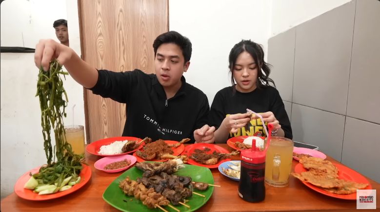 Jerome Polin dan Eca Aura mukbang pecel lele