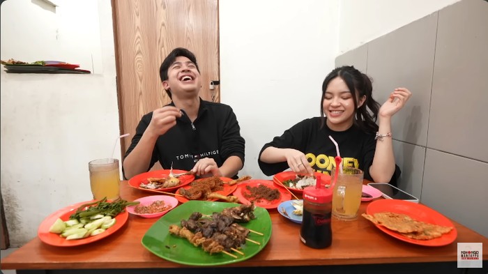 Jerome Polin dan Eca Aura mukbang pecel lele