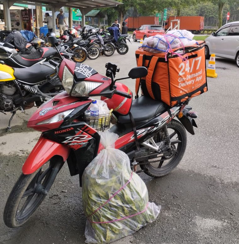 Untuk menghidupi putranya, seorang ibu menempuh perjalanan sejauh 300 km untuk berjualan sayur-sayuran