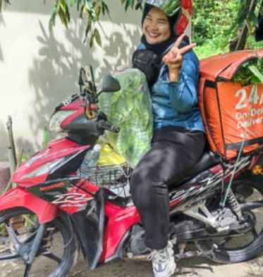 Untuk menghidupi putranya, seorang ibu menempuh perjalanan sejauh 300 km untuk berjualan sayur-sayuran