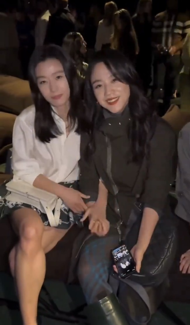 Penggemar sontak menyorot interaksi Jun Ji Hyun dengan aktris Cina, Tang Wei yang populer membintangi film Decision to Leave. Jun Ji Hyun langsung merangkul teman dekatnya itu saat sesi foto bersama. Foto: dok. Twitter @junjihyunonly