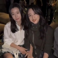Penggemar sontak menyorot interaksi Jun Ji Hyun dengan aktris Cina, Tang Wei yang populer membintangi film Decision to Leave. Jun Ji Hyun langsung merangkul teman dekatnya itu saat sesi foto bersama. Foto: dok. Twitter @junjihyunonly
