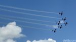 Bikin Merinding, Aksi Jupiter Acrobatic Team di Langit Singapura