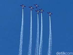 Bikin Merinding, Aksi Jupiter Acrobatic Team di Langit Singapura