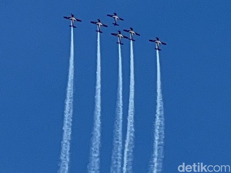 Bikin Merinding, Aksi Jupiter Acrobatic Team di Langit Singapura