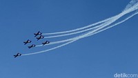 Ini momen saat Duta Bangsa di Udara Jupiter Aerobatic Team bermanuver di langit Singapura, Selasa (20/2/2024).