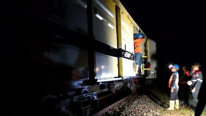 KA Siantar Express anjlok di Km.35+100 petak jalan antara Stasiun Dolok Merangir - Stasiun Siantar. (Dok. PT KAI)