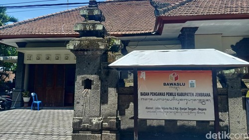Kantor Bawaslu Jembrana yang berlokasi di Kelurahan Banjar Tengah, Kecamatan Negara, Kabupaten Jembrana, Bali, Selasa (20/2/2024). (I Putu Adi Budiastrawan/detikBali).