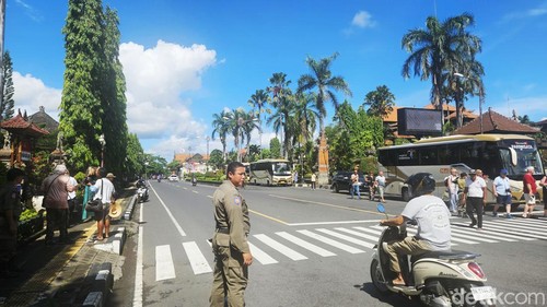 Aktivitas masyarakat depan kantor Bupati Klungkung, Senin (19/2/2024) (foto : Putu Krista/detikBali).