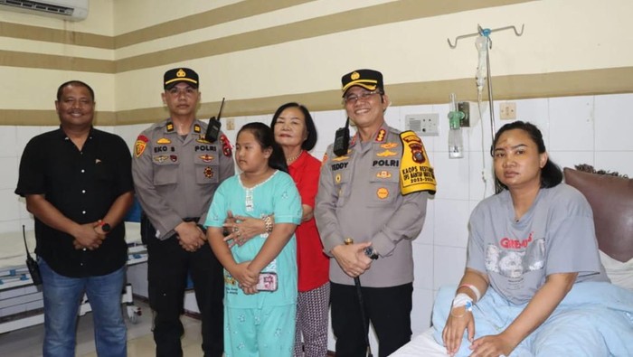 Kapolrestabes Medan saat menjenguk Kapolsek Tuntungan di rumah sakit. (Foto: Dok. Polrestabes Medan)