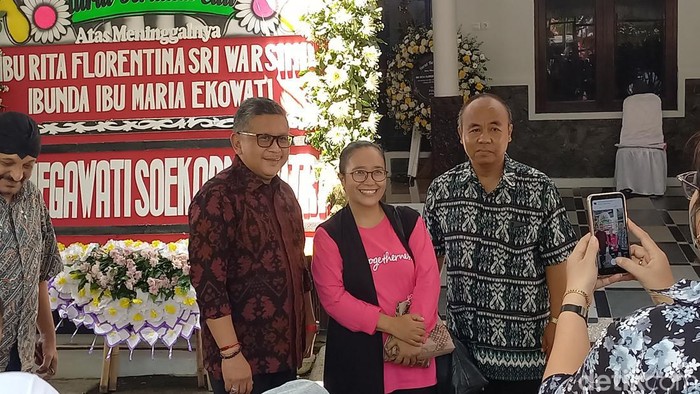 Karangan bunga duka cita di kediaman Sekjen PDIP Hasto Kristiyanto, Selasa (20/2/2024).