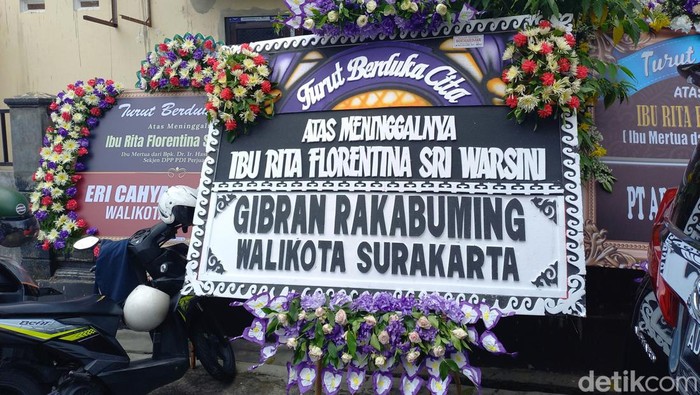 Karangan bunga duka cita di kediaman Sekjen PDIP Hasto Kristiyanto, Selasa (20/2/2024).
