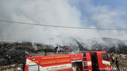 Kondisi kebakaran di TPA Sente kian membesar,  asap pekat memenuhi TPA, Selasa (20/2/2024). (foto : Putu Krista/detikBali).
