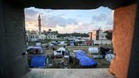 Penampakan tenda darurat di sebuah kamp yang didirikan di Stadion Al-Durra di Deir Al-Balah di Jalur Gaza tengah, Senin (19/2/2024).