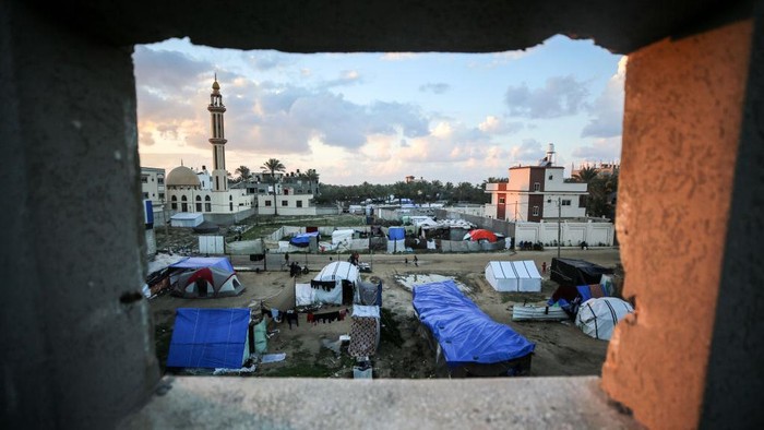 Keceriaan Anak-anak Palestina di Tenda Darurat Pengungsian Anak-anak Palestina bermain di tenda darurat pengungsian meski pertempuran Israel dan Hamas tetap berlanjut. Nih lihat potret keceriaan mereka.