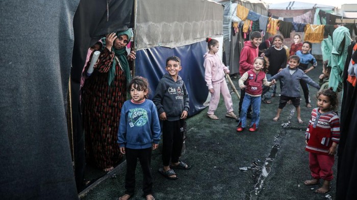 Anak-anak Palestina bermain di tenda darurat pengungsian meski pertempuran Israel dan Hamas tetap berlanjut. Nih lihat potret keceriaan mereka.