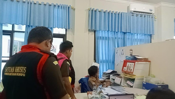 Kejaksaan Tinggi Papua Barat lakukan penggeledahan di Kantor Disnakertrans Papua Barat. Dokumen Istimewa