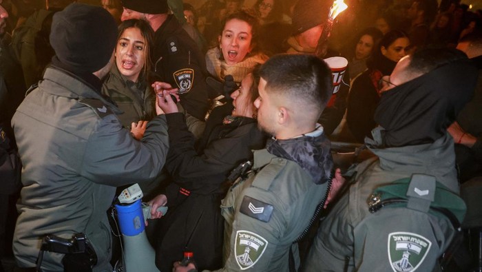 Demonstrators clash with police, as they march towards the residence of Israeli Prime Minister Benjamin Netanyahu, during a protest against Israel's government, amid the ongoing conflict between Israel and the Palestinian Islamist group Hamas, in Jerusalem, February 19, 2024. REUTERS/Ammar Awad