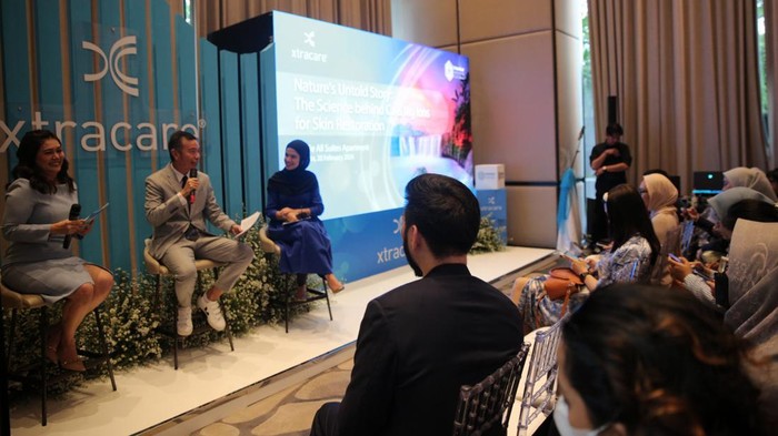 dr. Gloria Novelita, SP.DVE, FINSDV, dr. M. Akbar Wedyadhana, SP.DVE, FINSDV, FAADV dan Olivia Subaya, Product Manager Xtracare saat berdiskusi kesehatan kulit di Jakarta, Selasa (20/2/2024). Menurut para pakar biologi molekuler dalam International Journal of Molecular Sciences, perubahan iklim dapat merusak skin barrier atau lapisan terluar kulit yang menjadi pertahanan pertama tubuh sehingga meningkatkan resiko iritasi dan infeksi kulit.