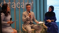 dr. Gloria Novelita, SP.DVE, FINSDV, dr. M. Akbar Wedyadhana, SP.DVE, FINSDV, FAADV dan Olivia Subaya, Product Manager Xtracare saat berdiskusi kesehatan kulit di Jakarta, Selasa (20/2/2024). Menurut para pakar biologi molekuler dalam International Journal of Molecular Sciences, perubahan iklim dapat merusak skin barrier atau lapisan terluar kulit yang menjadi pertahanan pertama tubuh sehingga meningkatkan resiko iritasi dan infeksi kulit.
