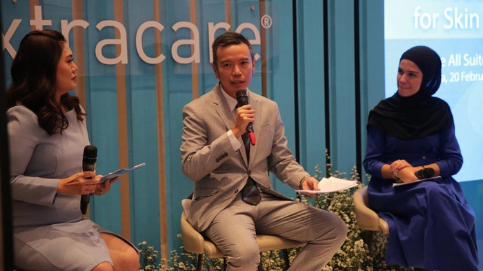 dr. Gloria Novelita, SP.DVE, FINSDV, dr. M. Akbar Wedyadhana, SP.DVE, FINSDV, FAADV dan Olivia Subaya, Product Manager Xtracare saat berdiskusi kesehatan kulit di Jakarta, Selasa (20/2/2024). Menurut para pakar biologi molekuler dalam International Journal of Molecular Sciences, perubahan iklim dapat merusak skin barrier atau lapisan terluar kulit yang menjadi pertahanan pertama tubuh sehingga meningkatkan resiko iritasi dan infeksi kulit.