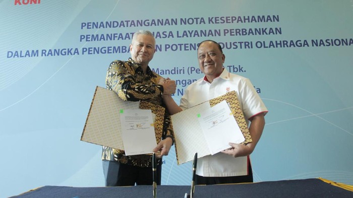 Kolaborasi Layanan Perbankan untuk Industri Olahraga Nasional (Kanan - kiri) Ketua Umum Komite Olahraga Nasional Indonesia (KONI) Pusat Marciano Norman dan Direktur Hubungan Kelembagaan Bank Mandiri Rohan Hafas tengah berbincang setelah penandatanganan nota kesepahaman layanan perbankan terintegrasi antara Bank Mandiri dan Komite Olahraga Nasional Indonesia (KONI) di Plaza Mandiri, Jakarta, Selasa, (20/2/2024).