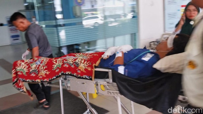 Korban ledakan PT Semen Padang dibawa ke rumah sakit