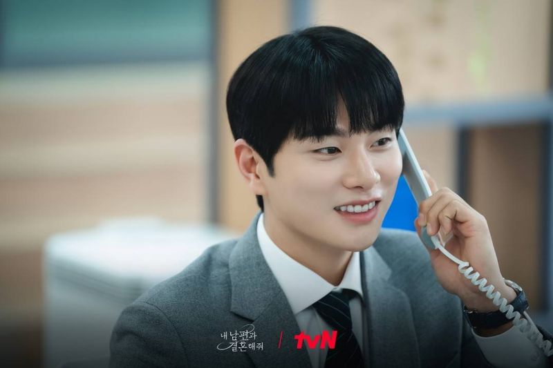 Lee Yi Kyung membagikan ulang editan fotonya jadi buku yasin dari penonton drama Korea Marry My Husband