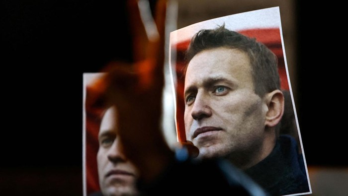 People hang portraits of Russian opposition leader Alexei Navalny at the front gate of the Russian embassy as people attend a protest and vigil held following the death of Navalny, in Kappara, Malta, February 19, 2024. REUTERS/Darrin Zammit Lupi     TPX IMAGES OF THE DAY