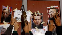 Kabar meninggalnya Navalny muncul sebulan sebelum digelarnya pemilu yang akan memperpanjang kekuasaan Putin selama enam tahun ke depan.