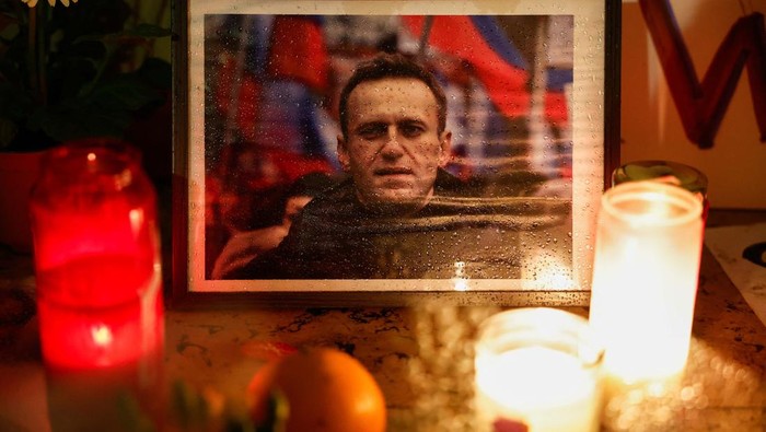 People hang portraits of Russian opposition leader Alexei Navalny at the front gate of the Russian embassy as people attend a protest and vigil held following the death of Navalny, in Kappara, Malta, February 19, 2024. REUTERS/Darrin Zammit Lupi     TPX IMAGES OF THE DAY
