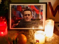 Lilin dan Bunga Duka Cita untuk Alexei Navalny