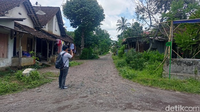 Lokasi jalan dusun yang mulanya akan dipaving tapi bantuan paving atas nama Caleg Nasdem ditarik lagi.