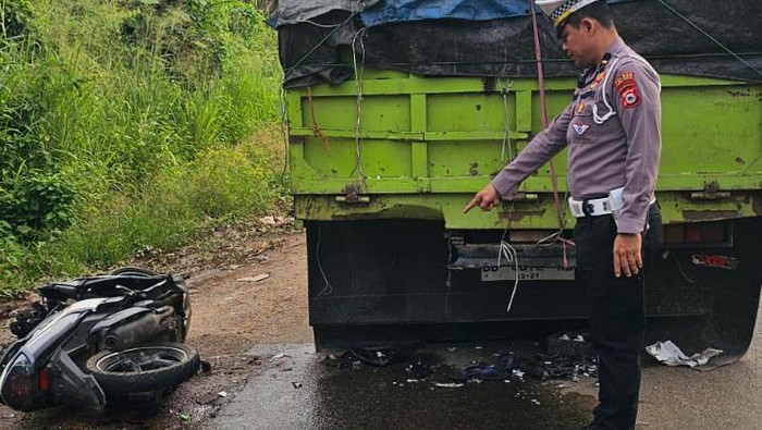 Pria bernama Ahmad (49) di Kabupaten Luwu Timur, Sulawesi Selatan (Sulsel), meninggal dunia usai menabrak bak belakang truk yang parkir di badan jalan.