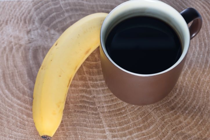 Makan pisang sambil minum kopi