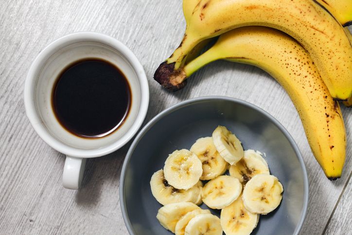 Makan pisang sambil minum kopi