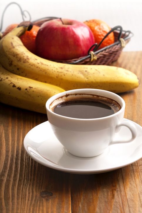 Makan pisang sambil minum kopi