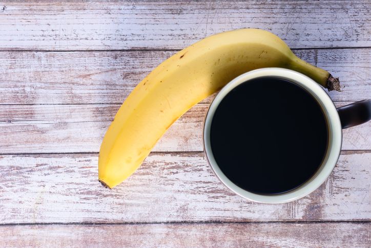 Makan pisang sambil minum kopi