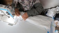 Seorang warga Palestina bersiap menjahit popok bayi di sebuah konveksi di Rafah, Gaza, 19 Februari 2024.