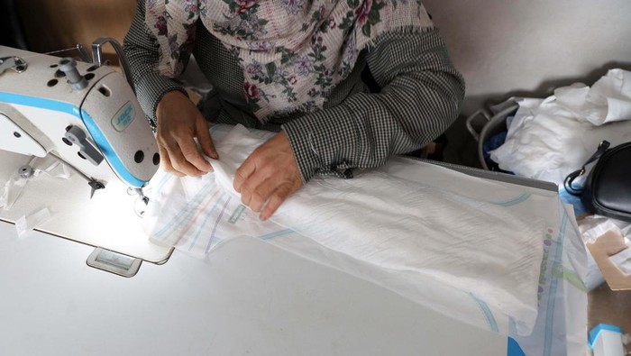 Melihat Pembuatan Popok Bayi di Gaza Palestinians sew diapers in a workshop amid scarcity as the conflict between Israel and Hamas continues, in Rafah in the southern Gaza Strip, February 19, 2024. REUTERS/Ibraheem Abu Mustafa