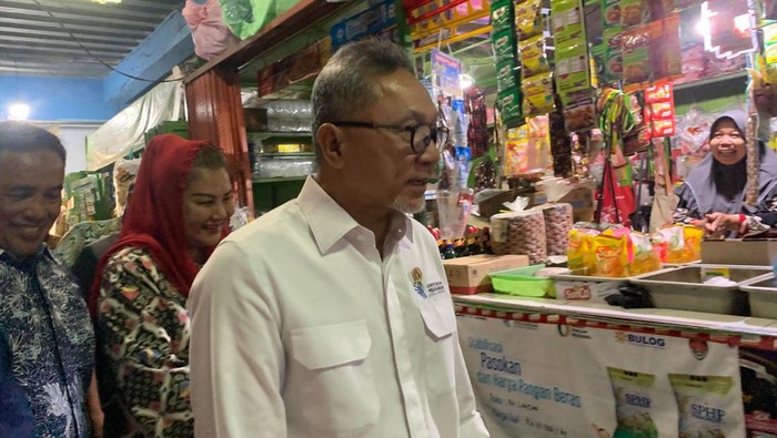 Menteri Perdagangan (Mendag) Zulkifli Hasan alias Zulhas menyambangi Pasar Bulu, Semarang, Jawa Tengah.