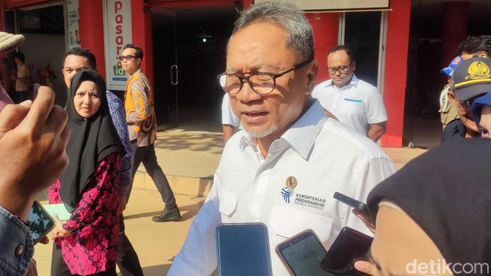 Menteri Perdagangan, Zulkifli Hasan saat memgunjungi Pasar Bulu, Semarang, Selasa (20/2/2024).