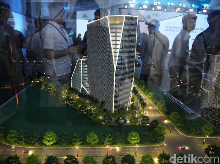Menteri BUMN Erick Thohir bersama salah satu konglomerat Indonesia, Aguan melakukan groundbraeaking Gedung BNI di kawasan PIK 2.