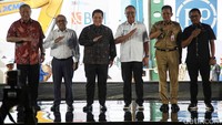 Menteri BUMN Erick Thohir, Dirut BNI Royke Tumilaar, Dirut PP Novel Arsyad dan salah satu Konglemerat Indonesia Sugianto Kusumo Alias Aguan melakuakn Ground Breaking Gedung BNI di PIK 2, Tangerang Banten, Selasa (20/1/2024).