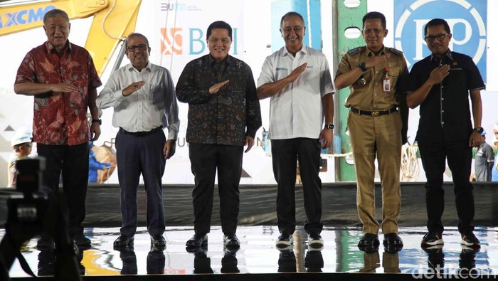 Menteri BUMN Erick Thohir bersama salah satu konglomerat Indonesia, Aguan melakukan groundbraeaking Gedung BNI di kawasan PIK 2.